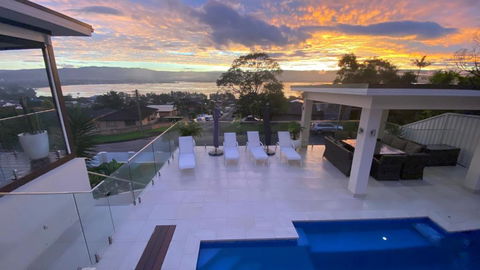 HEATed Pool, Lake & Beach, Luxury 5 B/R House - Accommodation Sunshine Coast 1
