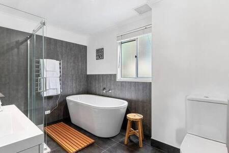 Hidden Bay Retreat-5 Bed- 15min To Hobart - Accommodation Sunshine Coast 0