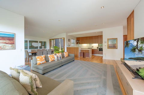 Hilltop Noosa Ocean Views, Noosa Heads - Accommodation Sunshine Coast 3