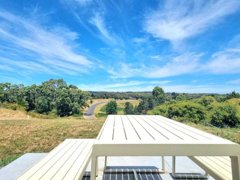 Hilltop Retreat Creswick - Accommodation Sunshine Coast 0