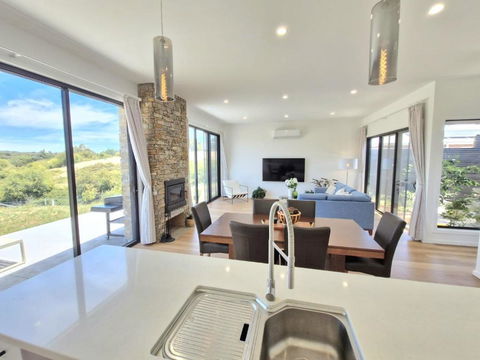 Hilltop Retreat Creswick - Accommodation Sunshine Coast 1