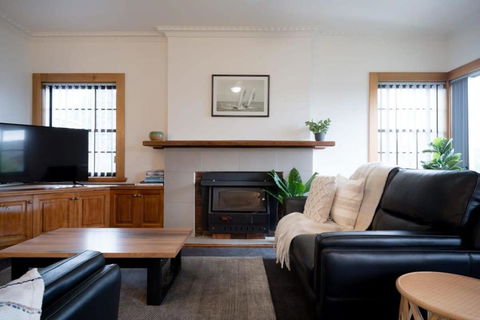 Homely Abode - Near City With Parking - Accommodation Sunshine Coast 1
