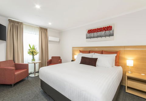 Adelaide Royal Coach - Accommodation Sunshine Coast 1