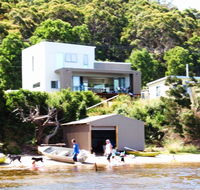 Amazing Ansons Bay Absolute Waterfront Beach House - Accommodation Sunshine Coast