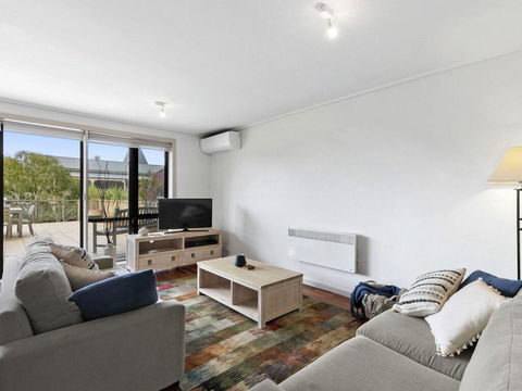 APARTMENT 23 PACIFIC APARTMENTS - Sit On The Deck And Soak In The View - Accommodation Sunshine Coast 3