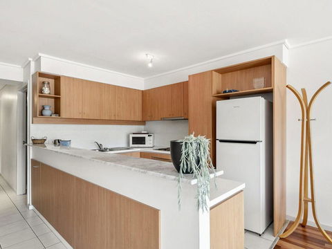 APARTMENT 23 PACIFIC APARTMENTS - Sit On The Deck And Soak In The View - Accommodation Sunshine Coast 2