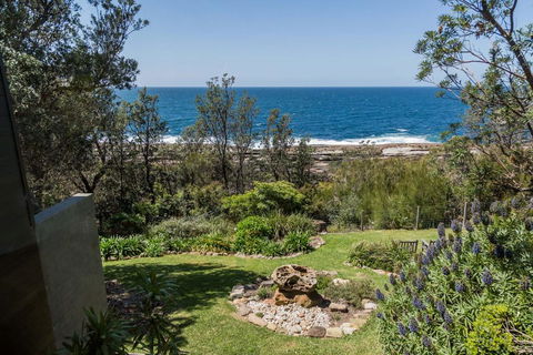 ARGYLL MOLLYMOOK - Absolute Waterfront - Accommodation Sunshine Coast 1