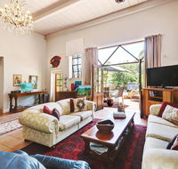 Arty Warehouse Apartment - stroll to South beach - Accommodation Sunshine Coast