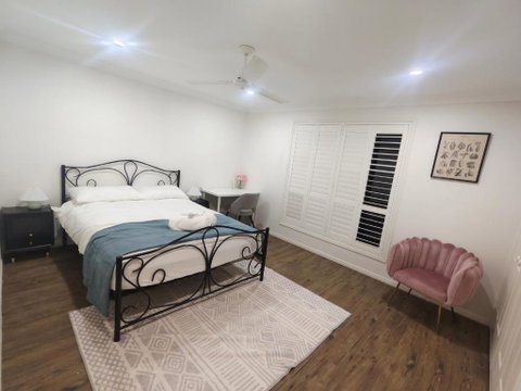 Luxury 3 BR House Near EMP - Accommodation Sunshine Coast 3