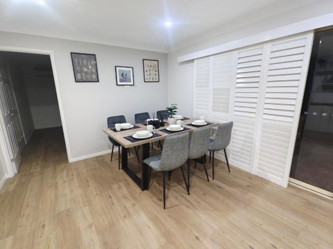 Luxury 3 BR House Near EMP - Accommodation Sunshine Coast 2