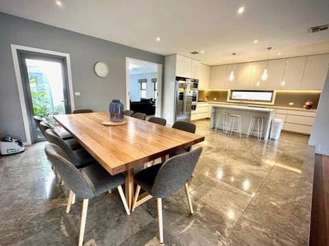 Luxury Bayside Townhouse With Pool And Spa - Accommodation Sunshine Coast 2