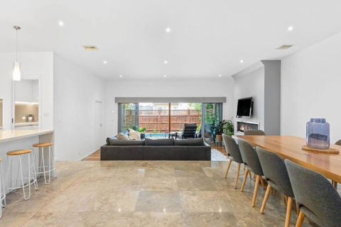 Luxury Bayside Townhouse With Pool And Spa - Accommodation Sunshine Coast 3