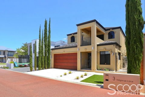 LUXURY VILLA W POOL & SPAS - Accommodation Sunshine Coast 1
