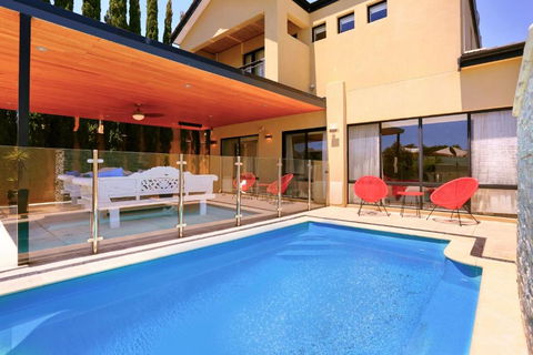 LUXURY VILLA W POOL & SPAS - Accommodation Sunshine Coast 0