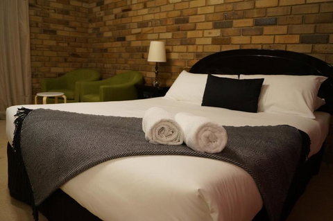 Magdala Motor Lodge & Lakeside Restaurant - Accommodation Sunshine Coast 0