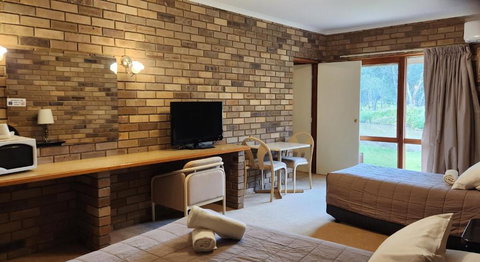 Magdala Motor Lodge & Lakeside Restaurant - Accommodation Sunshine Coast 2