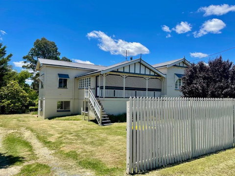 MAGNOLIA HOUSE ON THE CREEK - STANTHORPE - Accommodation Sunshine Coast 0