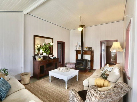 MAGNOLIA HOUSE ON THE CREEK - STANTHORPE - Accommodation Sunshine Coast 1