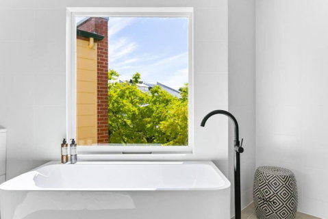 MANHATTAN STYLE 3 STORY LUXURY IN ST PETERS - Accommodation Sunshine Coast 2
