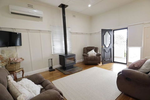 Manor Cottage - Accommodation Sunshine Coast 0