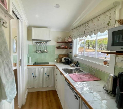 Maple Hill Cottage - Accommodation Sunshine Coast 3