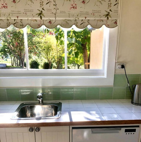 Maple Hill Cottage - Accommodation Sunshine Coast 2