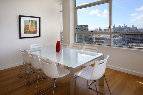 Moore To See - Modern And Spacious 3BR Zetland Apartment With Views Over Moore Park - Accommodation Sunshine Coast 1