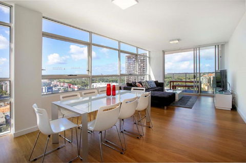 Moore To See - Modern And Spacious 3BR Zetland Apartment With Views Over Moore Park - Accommodation Sunshine Coast 0