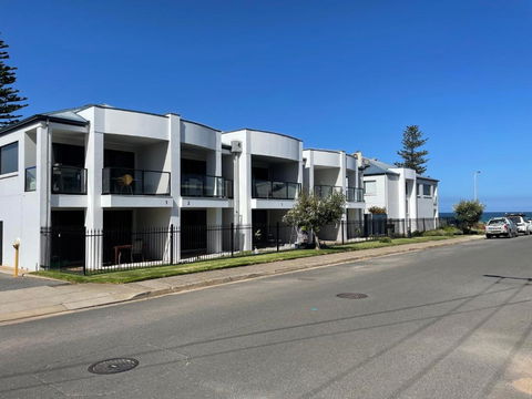 Moana Seaside Retreat - 2 Bedroom, Spa , Living Area & Pet Friendly - Accommodation Sunshine Coast 2