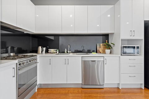 Modern 2-Bed Home In Brunswick With Courtyard - Accommodation Sunshine Coast 2