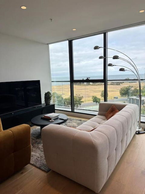 Modern 2 BRM Apt In Williamstown - Accommodation Sunshine Coast 1