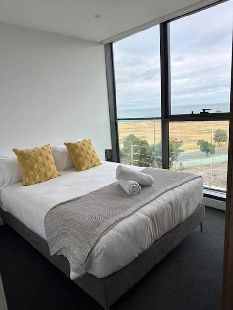 Modern 2 BRM Apt In Williamstown - Accommodation Sunshine Coast 3