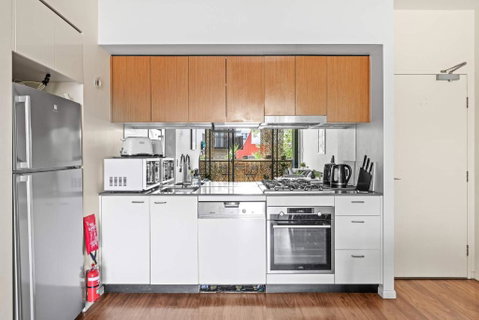 Modern Apt - Free Parking - Convenient Location - Accommodation Sunshine Coast 3