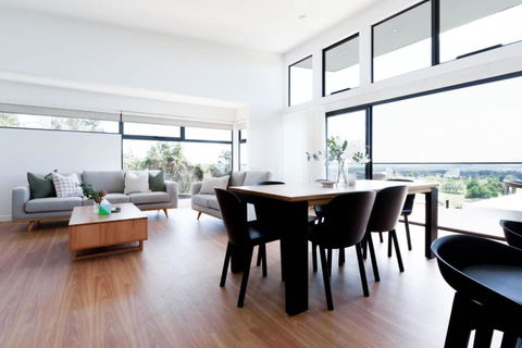Modern Beaconsfield Retreat With Town Views - Accommodation Sunshine Coast 2