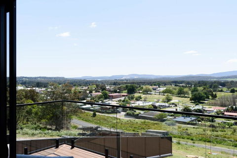 Modern Beaconsfield Retreat With Town Views - Accommodation Sunshine Coast 1
