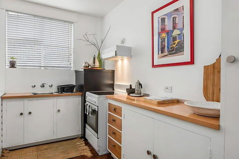 Modern City-Fringe Apartment In New Town - Accommodation Sunshine Coast 3