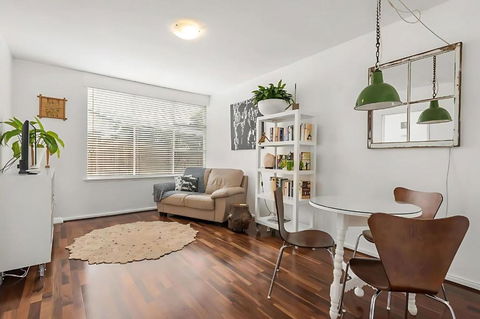Modern City-Fringe Apartment In New Town - Accommodation Sunshine Coast 0