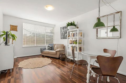 Modern City-Fringe Apartment In New Town - Accommodation Sunshine Coast 2