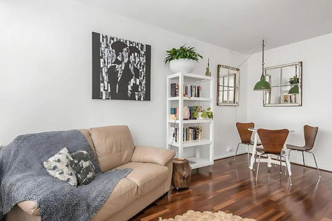 Modern City-Fringe Apartment In New Town - Accommodation Sunshine Coast 1