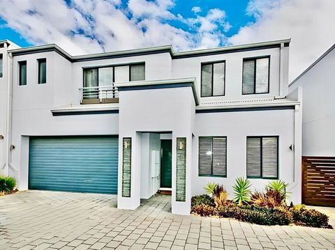 Modern Double-Story Abode A Scarborough Delight - Accommodation Sunshine Coast 0