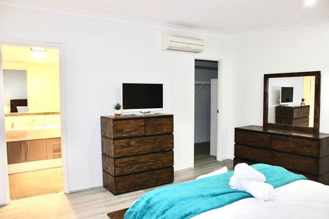 Modern Double-Story Abode A Scarborough Delight - Accommodation Sunshine Coast 2