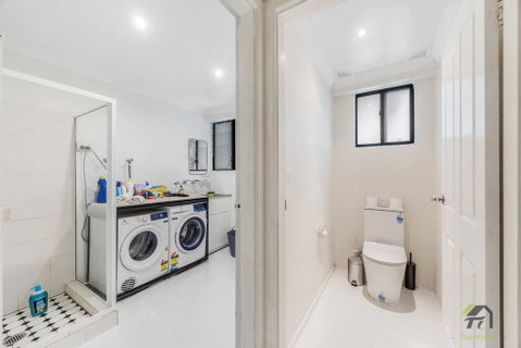 Modern Four-bedroom House In Castle Hill - Accommodation Sunshine Coast 3