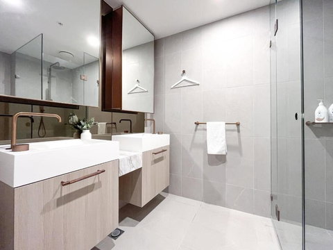 Modern Luxury 2B2B Sky Garden SmartTV - Accommodation Sunshine Coast 1