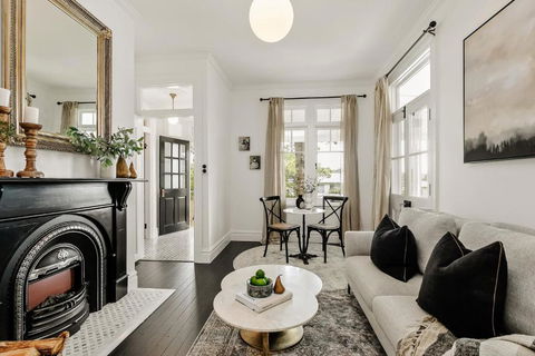 Narraweema Guesthouse - Historic Luxury BnB Retreat - Accommodation Sunshine Coast 0