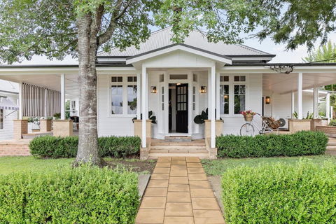 Narraweema Guesthouse - Historic Luxury BnB Retreat - Accommodation Sunshine Coast 1