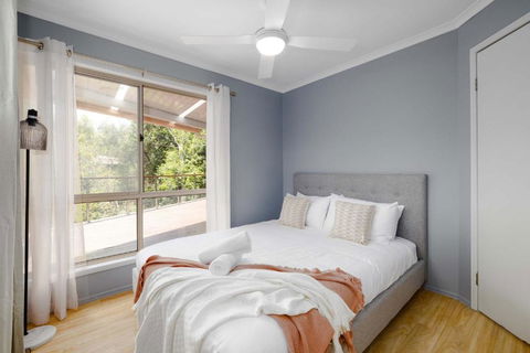 NEW 3BR Serene Creekside Retreat In Helensvale - Accommodation Sunshine Coast 2