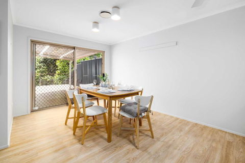 NEW 3BR Serene Creekside Retreat In Helensvale - Accommodation Sunshine Coast 3