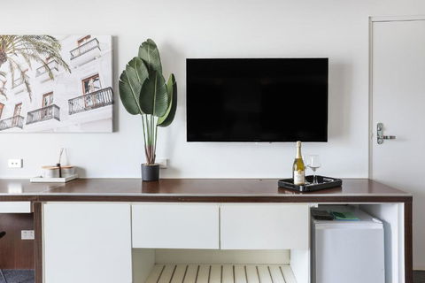 NEW Stunning Central Surfers Studio Apartment. - Accommodation Sunshine Coast 3