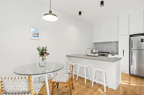 NEWLY RENOVATED LARGE 3.5 BDRM HOUSE! BEST OF MELB - Accommodation Sunshine Coast 2
