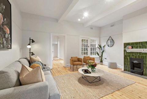 NEWLY RENOVATED LARGE 3.5 BDRM HOUSE! BEST OF MELB - Accommodation Sunshine Coast 0
